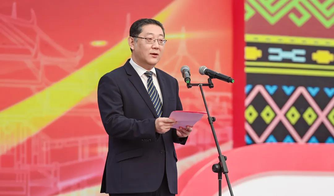 中共柳州市委副書記、柳州市人民政府市長張壯致辭。.jpg
