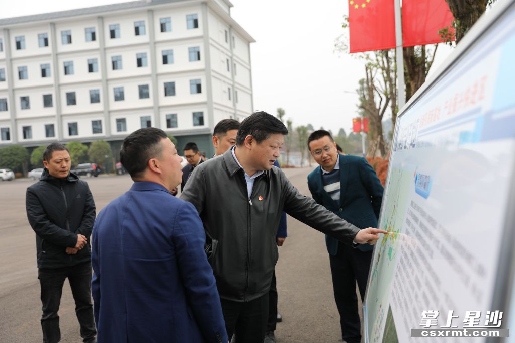 付旭明在桑植工業(yè)園B區(qū)考察產(chǎn)業(yè)發(fā)展情況。.jpg
