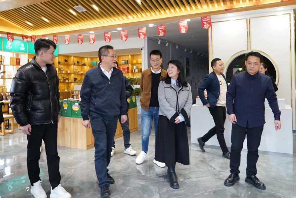 云南怒江州政府副州長(zhǎng)馮逆光一行考察湘豐茶業(yè)集團(tuán)